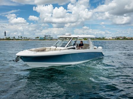 Boston Whaler 350 Realm image