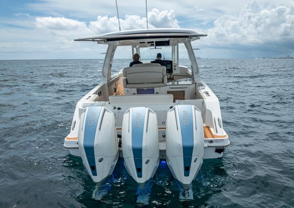 Boston Whaler 350 Realm image