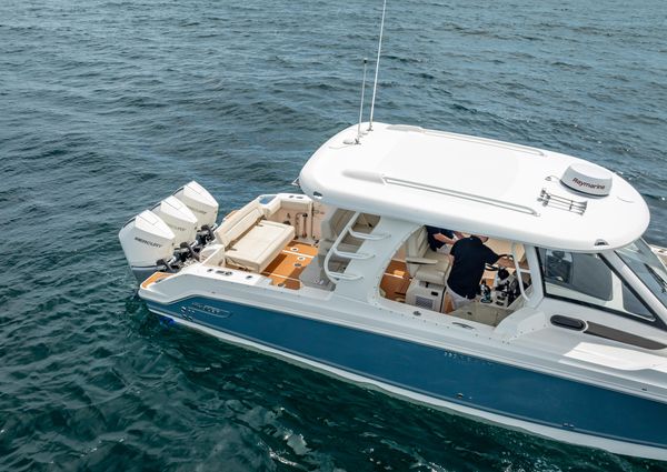 Boston Whaler 350 Realm image