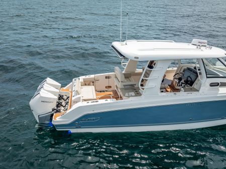 Boston Whaler 350 Realm image