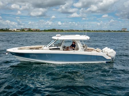 Boston Whaler 350 Realm image