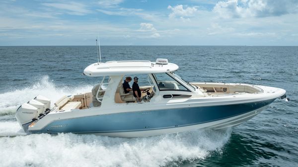 Boston Whaler 350 Realm