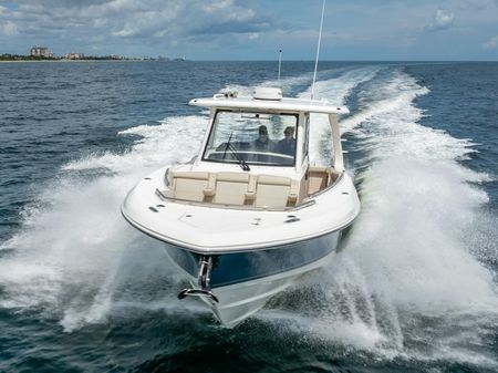 Boston Whaler 350 Realm image