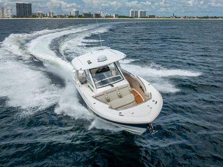 Boston Whaler 350 Realm image