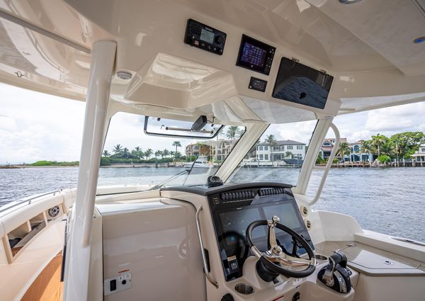 Boston Whaler 350 Realm image