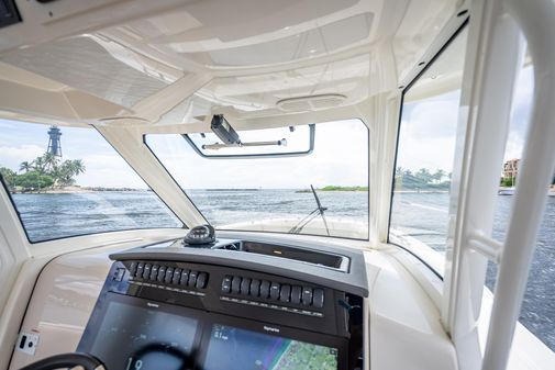 Boston Whaler 350 Realm image