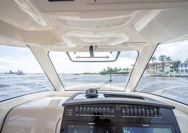 Boston Whaler 350 Realm image