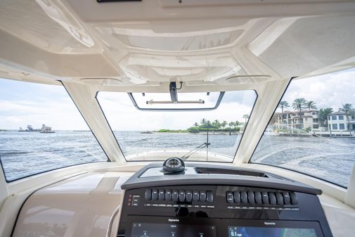 Boston Whaler 350 Realm image