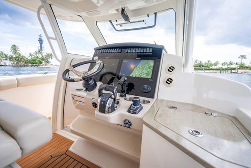 Boston Whaler 350 Realm image