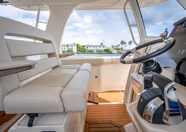 Boston Whaler 350 Realm image