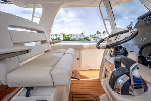 Boston Whaler 350 Realm image