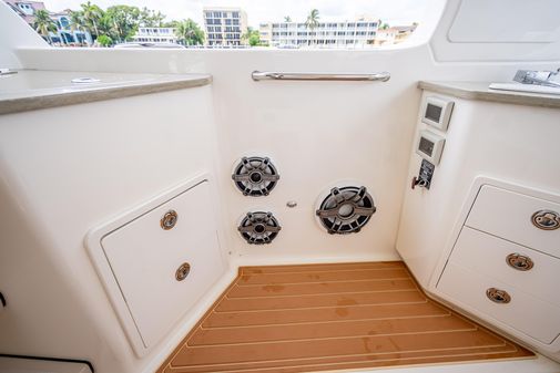 Boston Whaler 350 Realm image