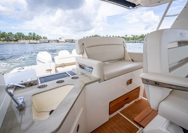 Boston Whaler 350 Realm image