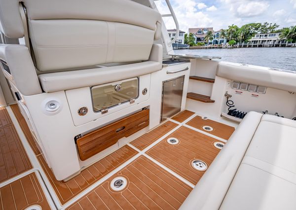 Boston Whaler 350 Realm image