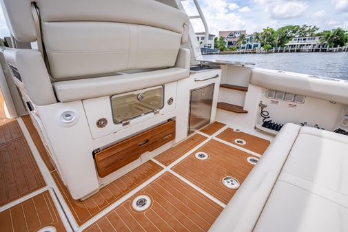 Boston Whaler 350 Realm image