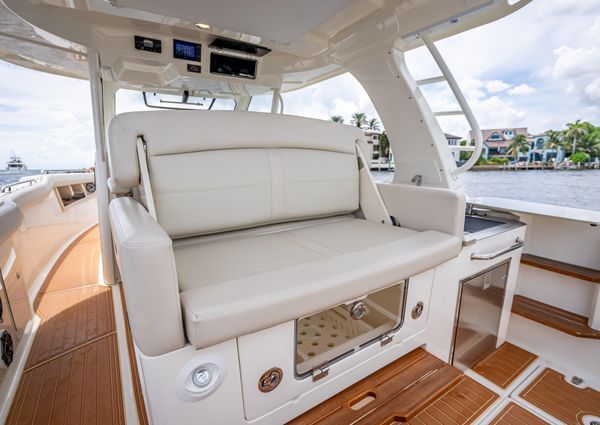 Boston Whaler 350 Realm image