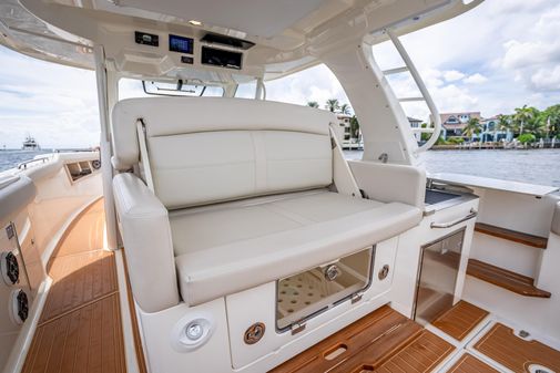 Boston Whaler 350 Realm image