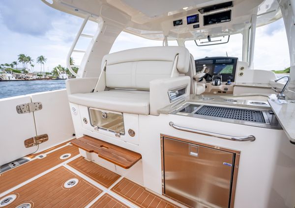 Boston Whaler 350 Realm image