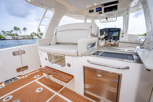 Boston Whaler 350 Realm image