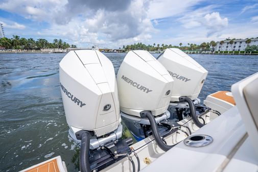 Boston Whaler 350 Realm image