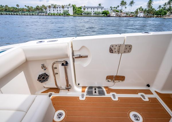 Boston Whaler 350 Realm image