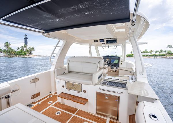 Boston Whaler 350 Realm image