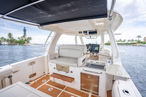 Boston Whaler 350 Realm image