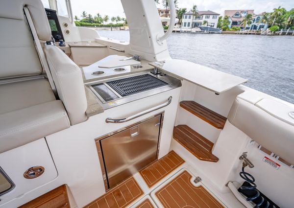 Boston Whaler 350 Realm image