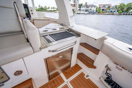 Boston Whaler 350 Realm image