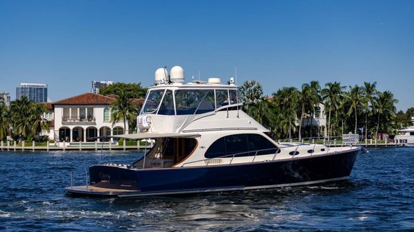 Palm Beach Motor Yachts PB52 Flybridge 