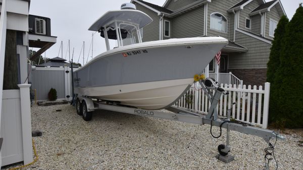 Robalo R230 Center Console 