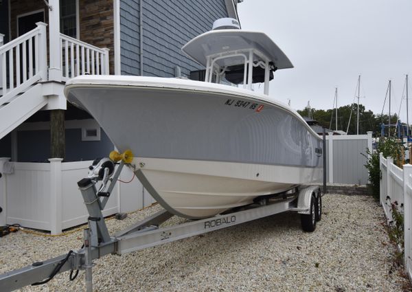 Robalo R230-CENTER-CONSOLE image