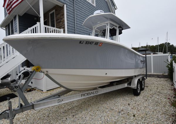 Robalo R230-CENTER-CONSOLE image