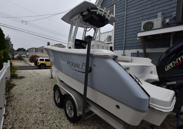 Robalo R230-CENTER-CONSOLE image