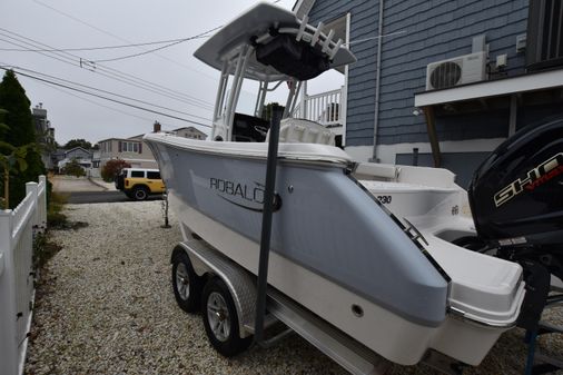 Robalo R230-CENTER-CONSOLE image