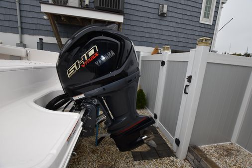 Robalo R230-CENTER-CONSOLE image