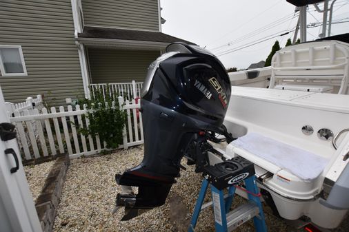 Robalo R230-CENTER-CONSOLE image