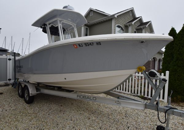 Robalo R230-CENTER-CONSOLE image