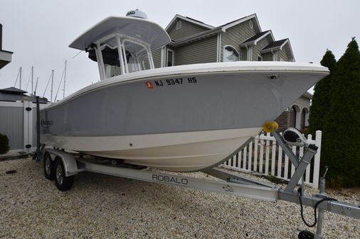 Robalo R230-CENTER-CONSOLE image