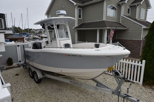 Robalo R230-CENTER-CONSOLE image