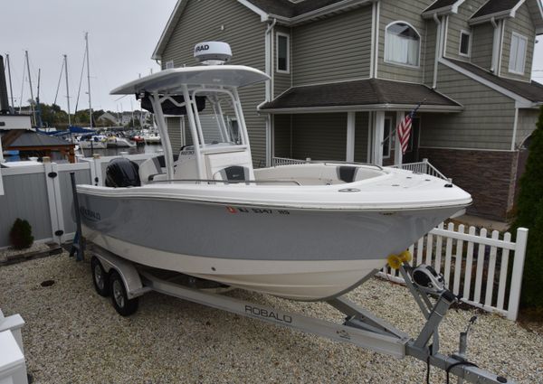 Robalo R230-CENTER-CONSOLE image