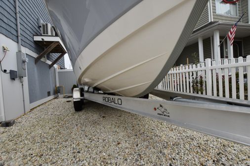 Robalo R230-CENTER-CONSOLE image