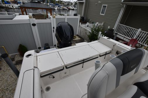 Robalo R230-CENTER-CONSOLE image