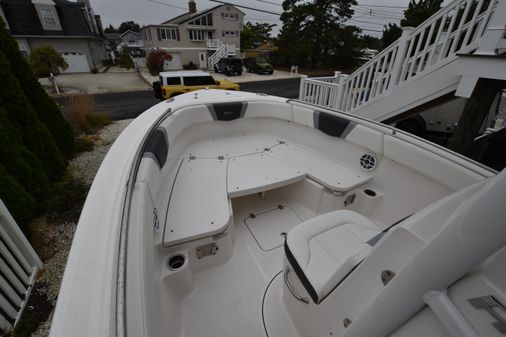 Robalo R230-CENTER-CONSOLE image