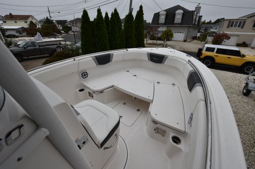 Robalo R230-CENTER-CONSOLE image