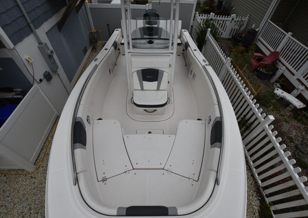 Robalo R230-CENTER-CONSOLE image