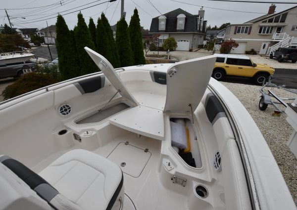 Robalo R230-CENTER-CONSOLE image