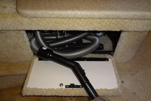 Sea Ray 380 Sundancer image