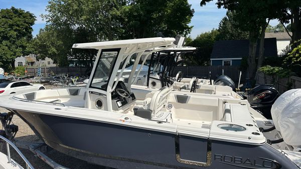 Robalo R250 Center Console 