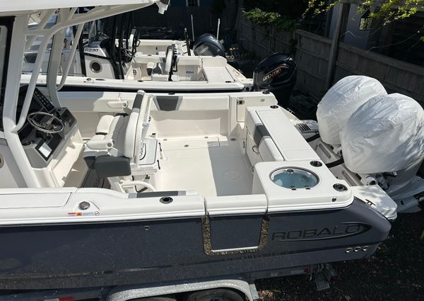 Robalo R250-CENTER-CONSOLE image